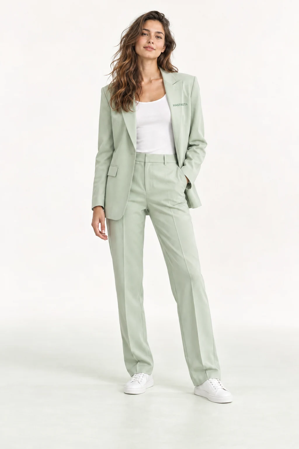 Model in mintkleurig blazerensemble